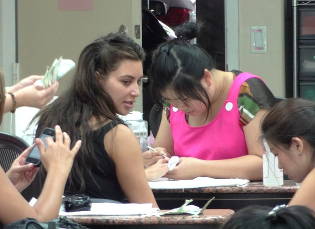 Gdy Kim Kardashian nie ułoży włosów... (FOTO)