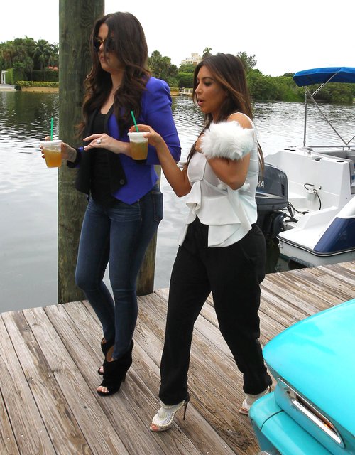 Kim Kardashian z kociakiem na spacerze (FOTO)