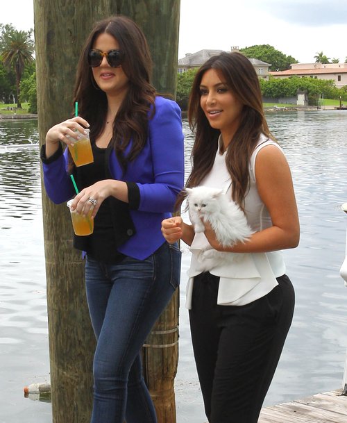 Kim Kardashian z kociakiem na spacerze (FOTO)