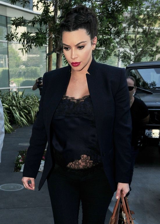 Kim Kardashian walczy z owłosieniem