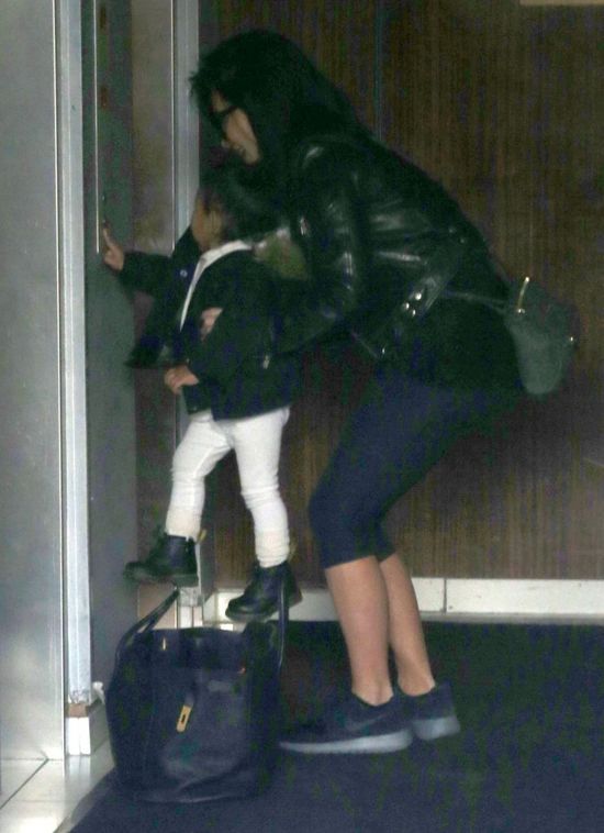 Przykładna mama w ciągu dnia, a wieczorem... (FOTO)