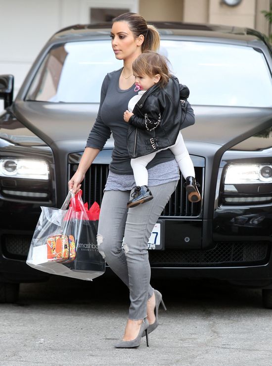 Kim i Kourtney Kardashian z córkami na zakupach (FOTO) Kim i Kourtney Kardashian z córkami na zakupach (FOTO)