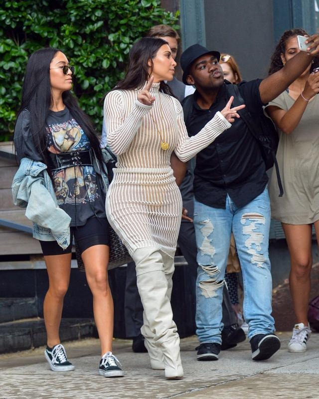 Mama w pracy, dzieci z opiekunką - Kim musi mieć czas dla fanów (FOTO) Mama w pracy, dzieci z opiekunką - Kim musi mieć czas dla fanów (FOTO)