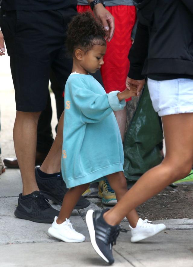 Mama w pracy, dzieci z opiekunką - Kim musi mieć czas dla fanów (FOTO) Mama w pracy, dzieci z opiekunką - Kim musi mieć czas dla fanów (FOTO)