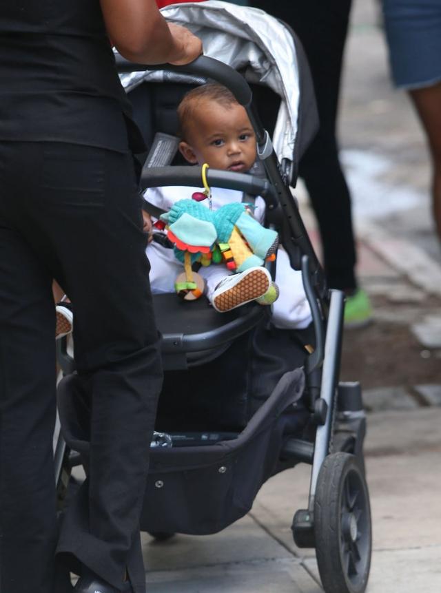 Mama w pracy, dzieci z opiekunką - Kim musi mieć czas dla fanów (FOTO) Mama w pracy, dzieci z opiekunką - Kim musi mieć czas dla fanów (FOTO)