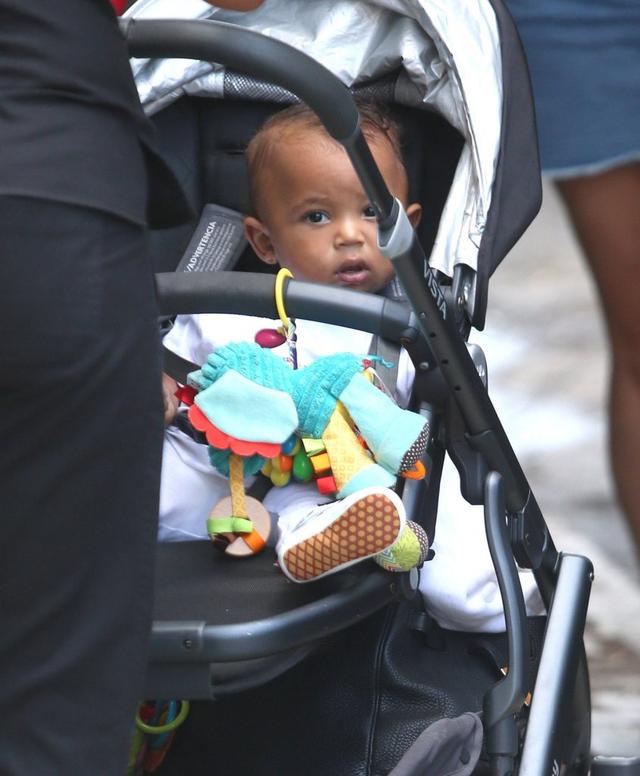 Mama w pracy, dzieci z opiekunką - Kim musi mieć czas dla fanów (FOTO) Mama w pracy, dzieci z opiekunką - Kim musi mieć czas dla fanów (FOTO)