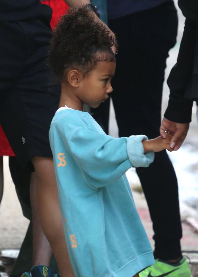 Mama w pracy, dzieci z opiekunką - Kim musi mieć czas dla fanów (FOTO) Mama w pracy, dzieci z opiekunką - Kim musi mieć czas dla fanów (FOTO)