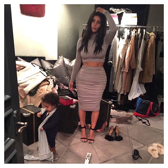 Kim z Nori w garderobie. Ale bałagan! (FOTO)