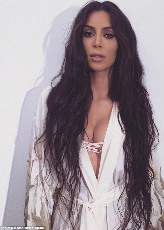 Kim Kardashian w długich kręconych włosach (FOTO)