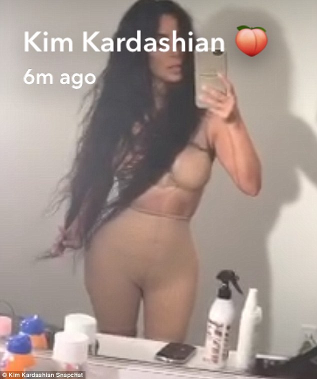 Kim Kardashian w długich kręconych włosach (FOTO)