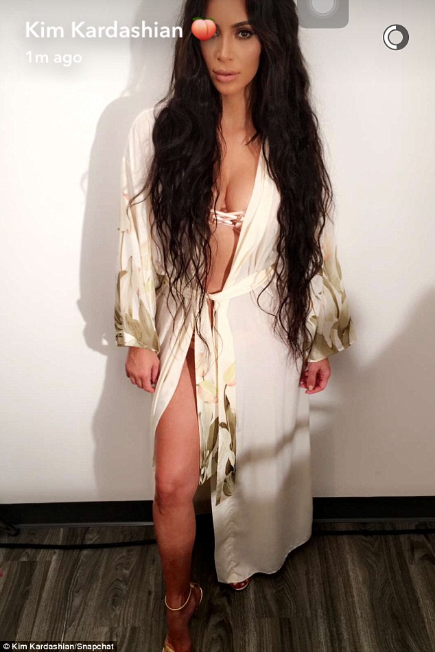 Kim Kardashian w długich kręconych włosach (FOTO)