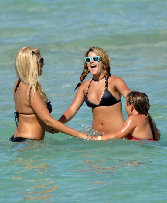 18-letnia córka celebrytki pokazała zabieg ostrzyknięcia ust 18-letnia córka celebrytki pokazała zabieg ostrzyknięcia ust