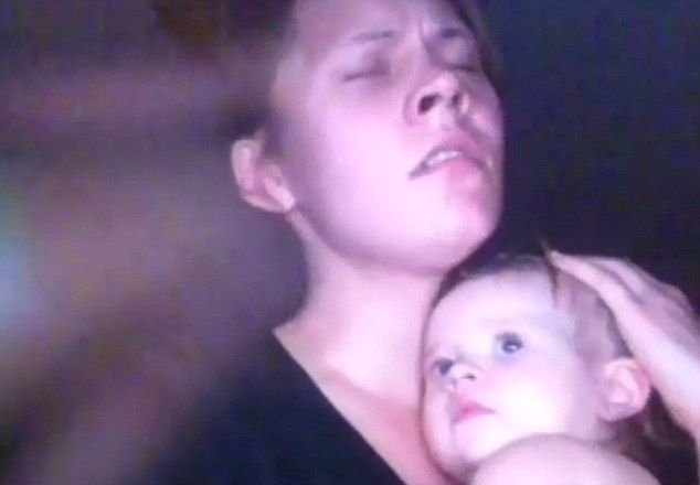 Mama śpiewająca w nocy córeczce hitem internetu [VIDEO]