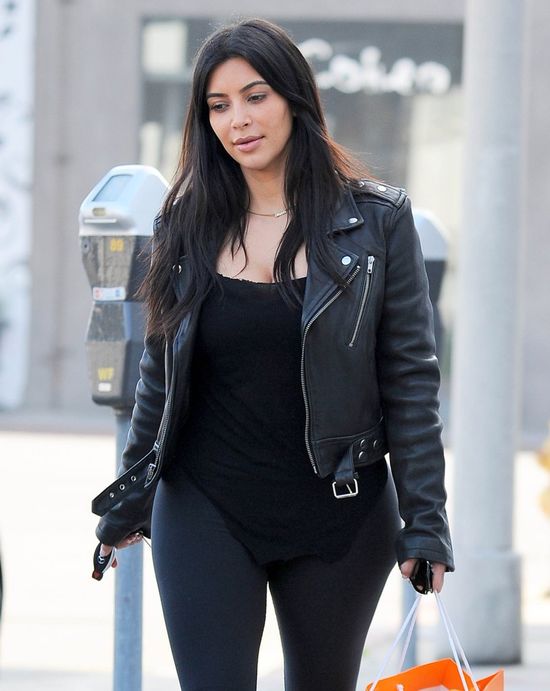 Gdy Kim Kardashian maluje i ubiera się sama (FOTO)