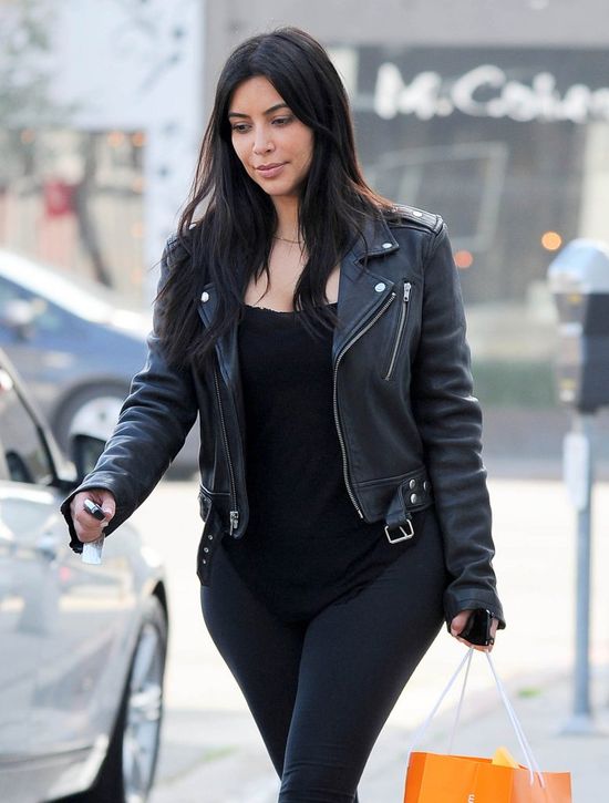 Gdy Kim Kardashian maluje i ubiera się sama (FOTO)