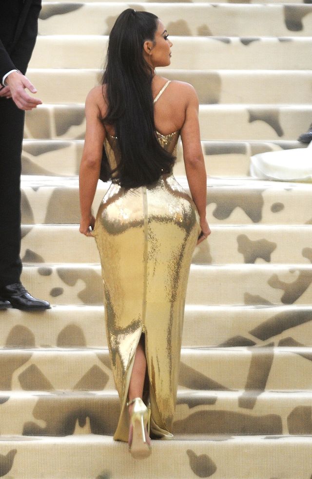 Po plotkach o ROZWODZIE, Kim Kardashian pojawiła bez Kanye'go na Met Galii