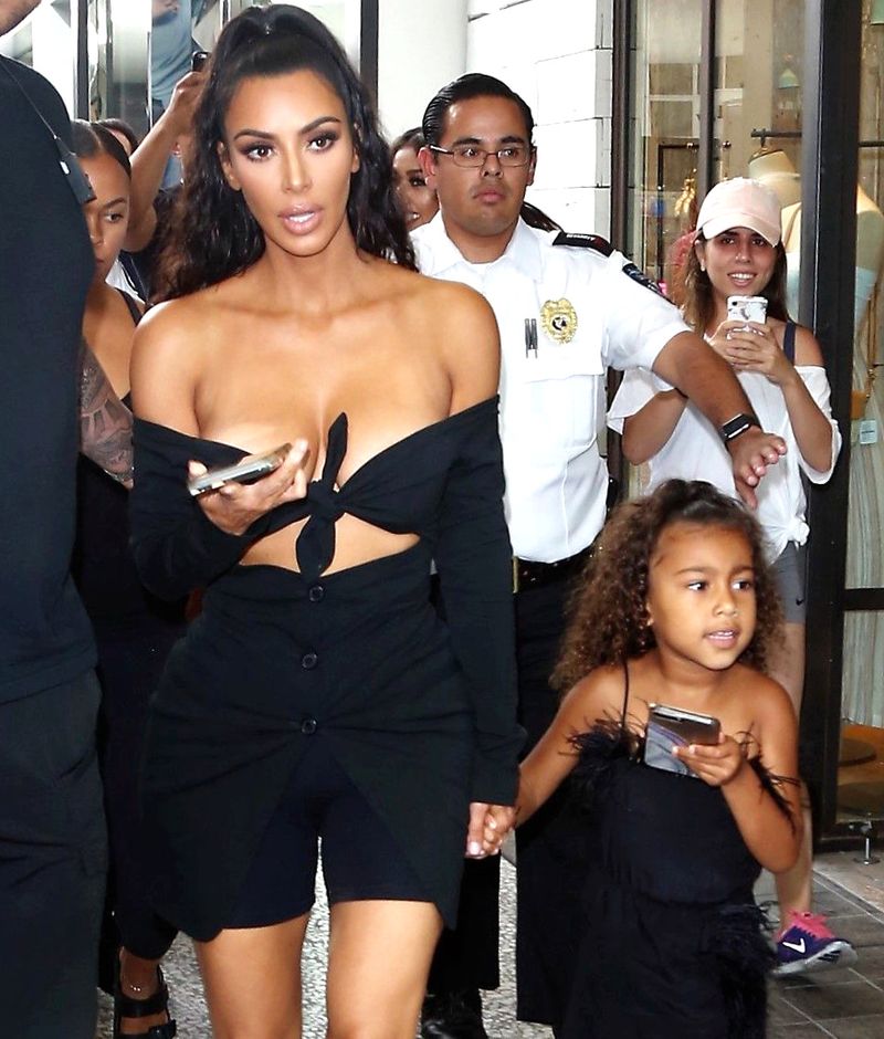 Kim Kardashian z North West całe w CZERNI (ZDJĘCIA)