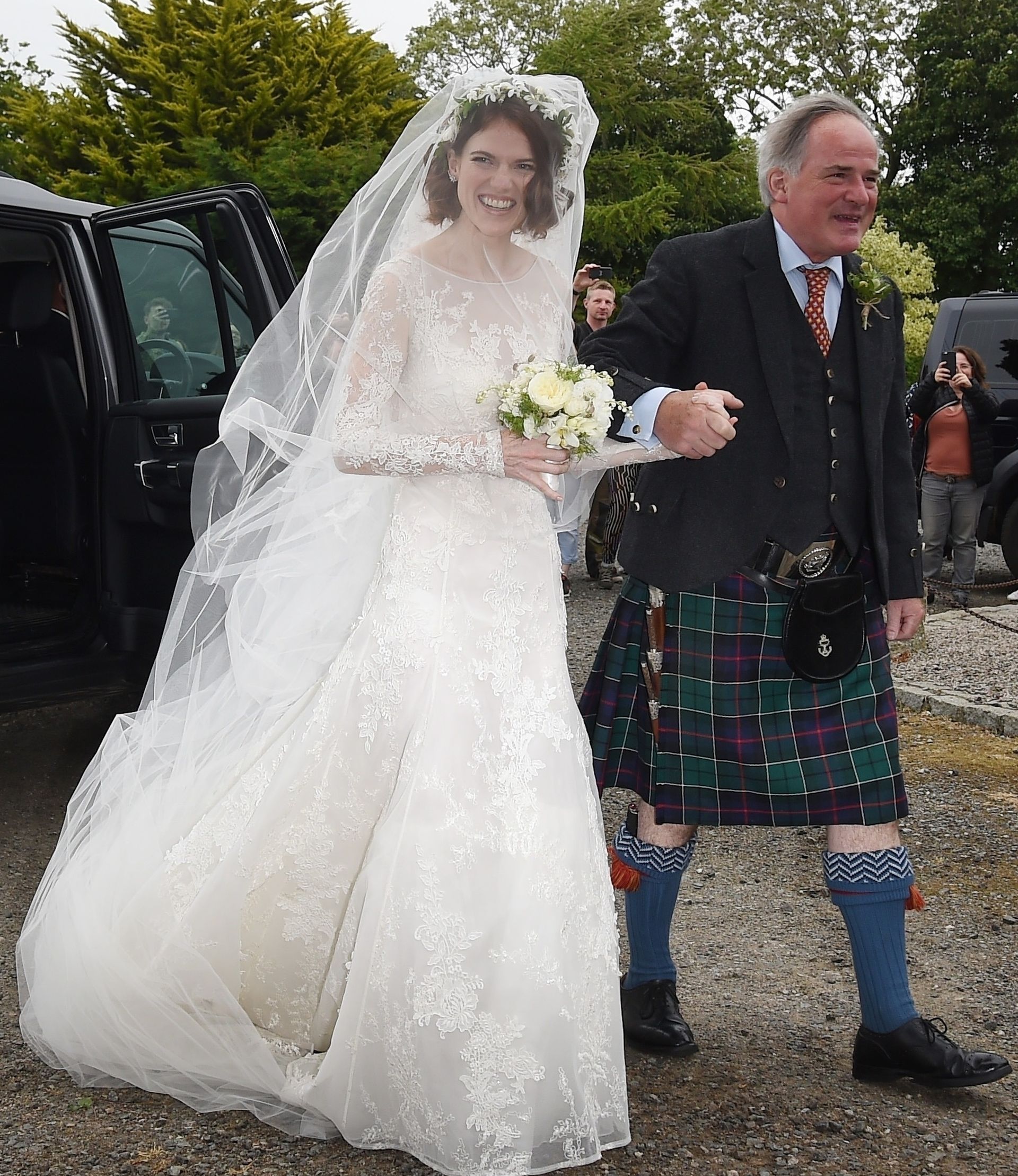 Gwiazdy Gry o tron wzięły ślub. Piękna kreacja Rose Leslie! (ZDJĘCIA)