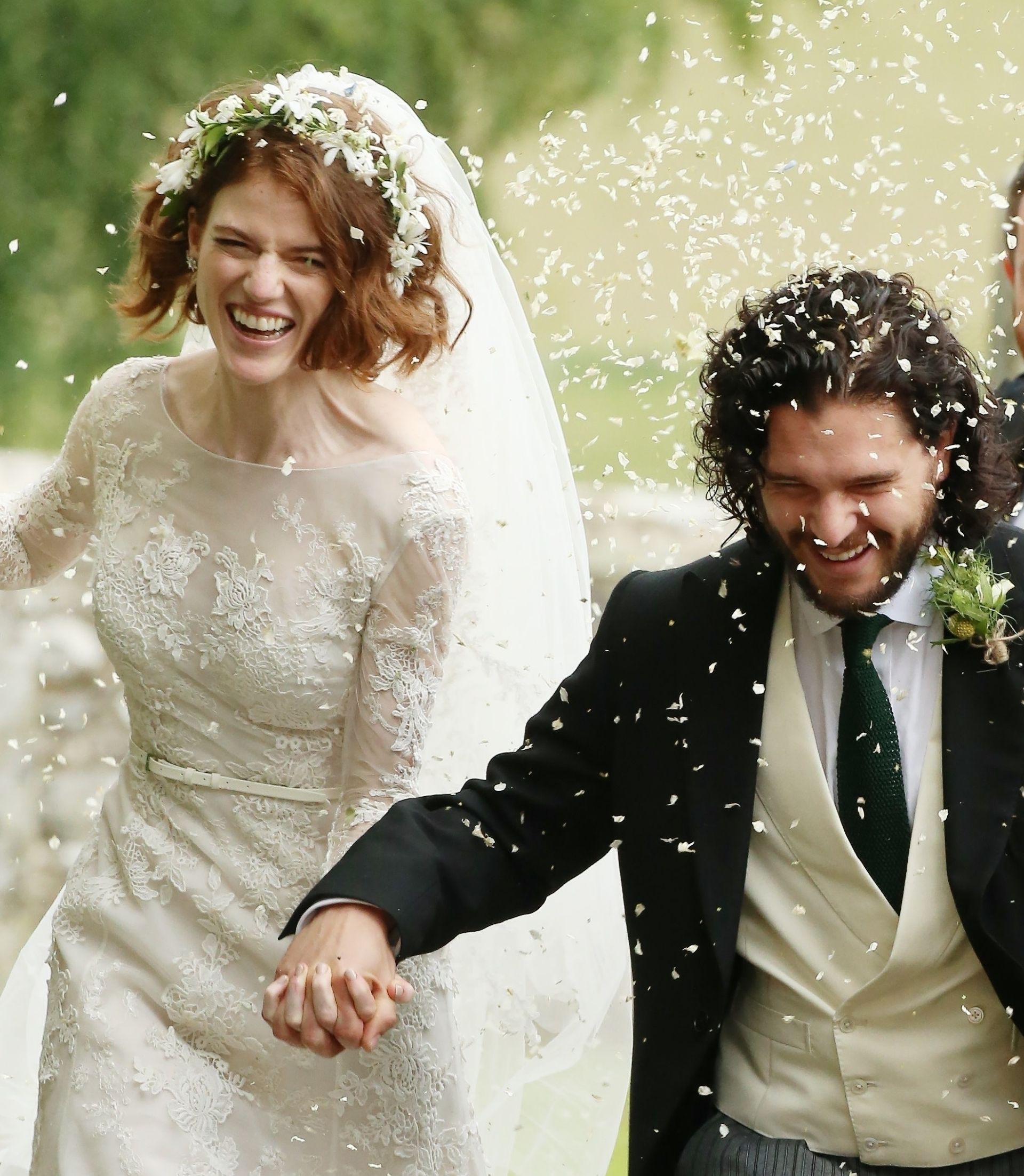 Gwiazdy Gry o tron wzięły ślub. Piękna kreacja Rose Leslie! (ZDJĘCIA)