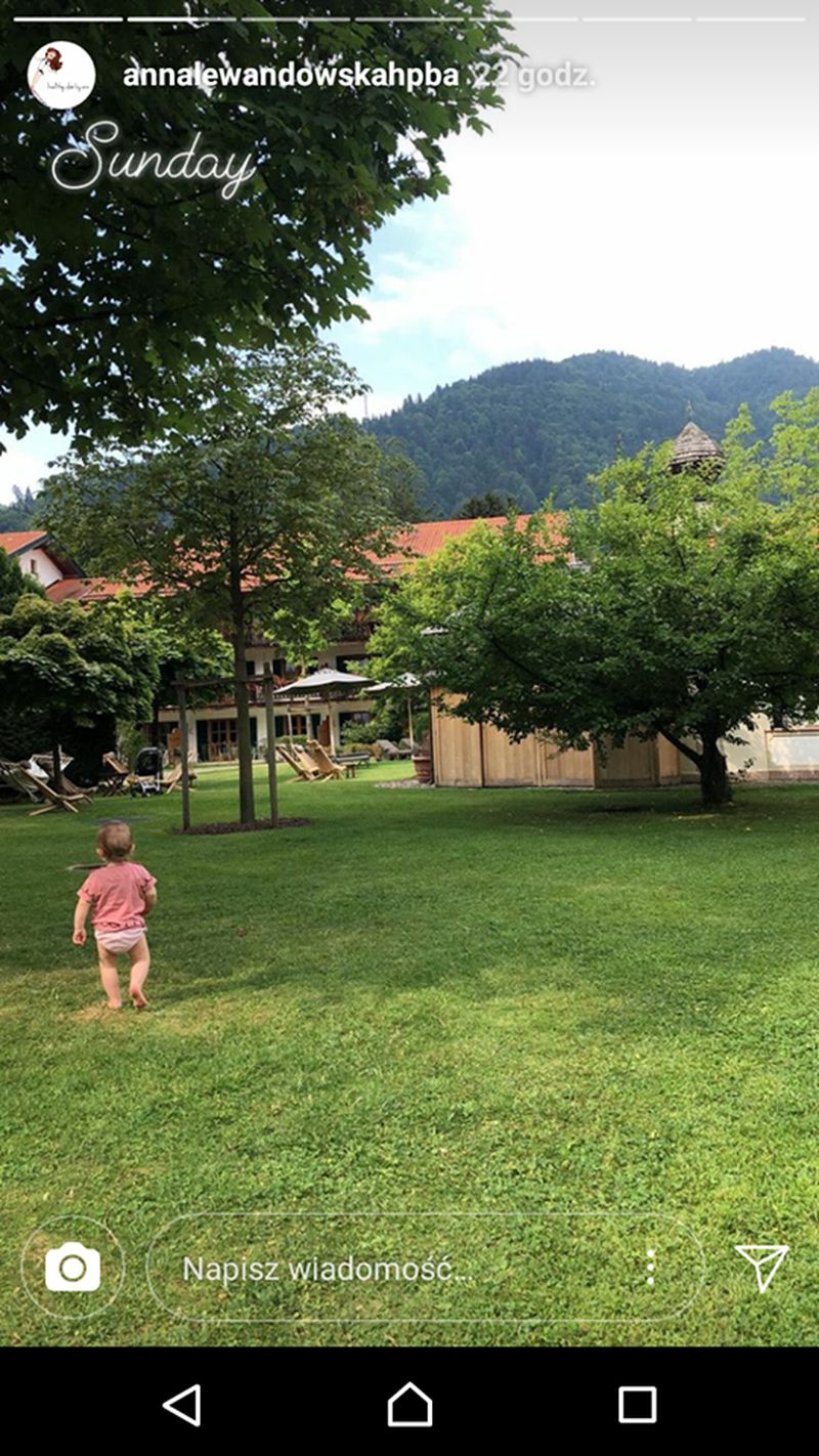 Anna Lewandowska pokazała SPACERUJĄCĄ Klarę