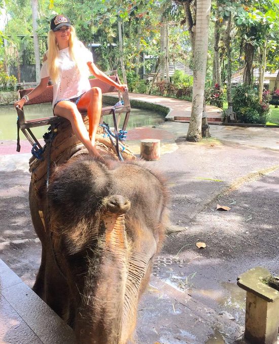 Koniec wakacji? Nie dla niej - ta celebrytka baluje na Bali (FOTO)