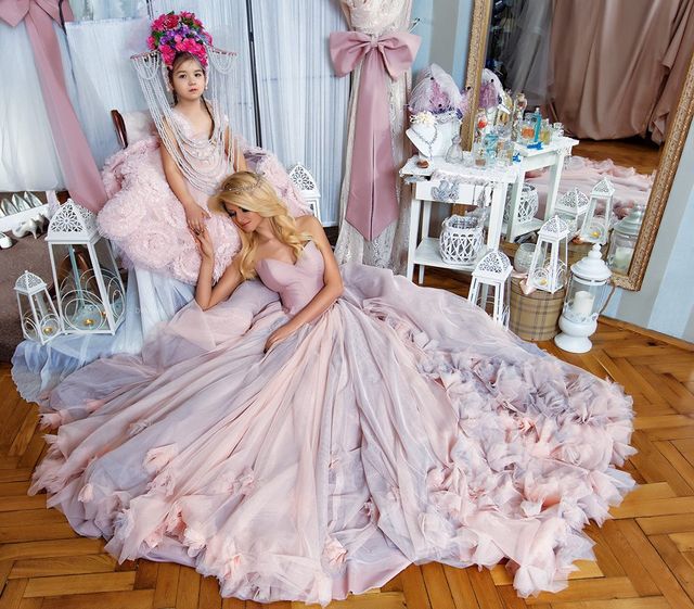 Znana pogodynka w baśniowych kreacjach (FOTO)