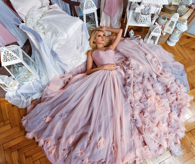 Znana pogodynka w baśniowych kreacjach (FOTO)