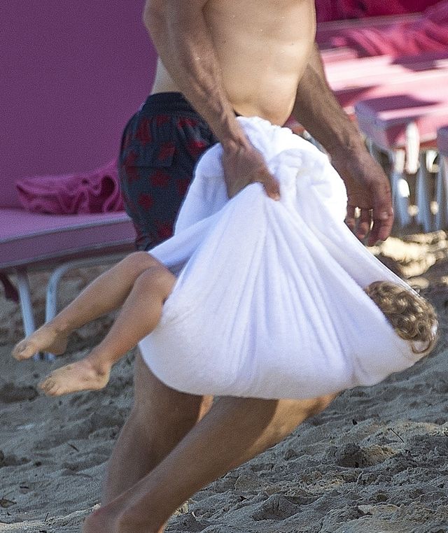 Zawinął córkę w ręcznik i niósł po plaży (ZDJĘCIA)