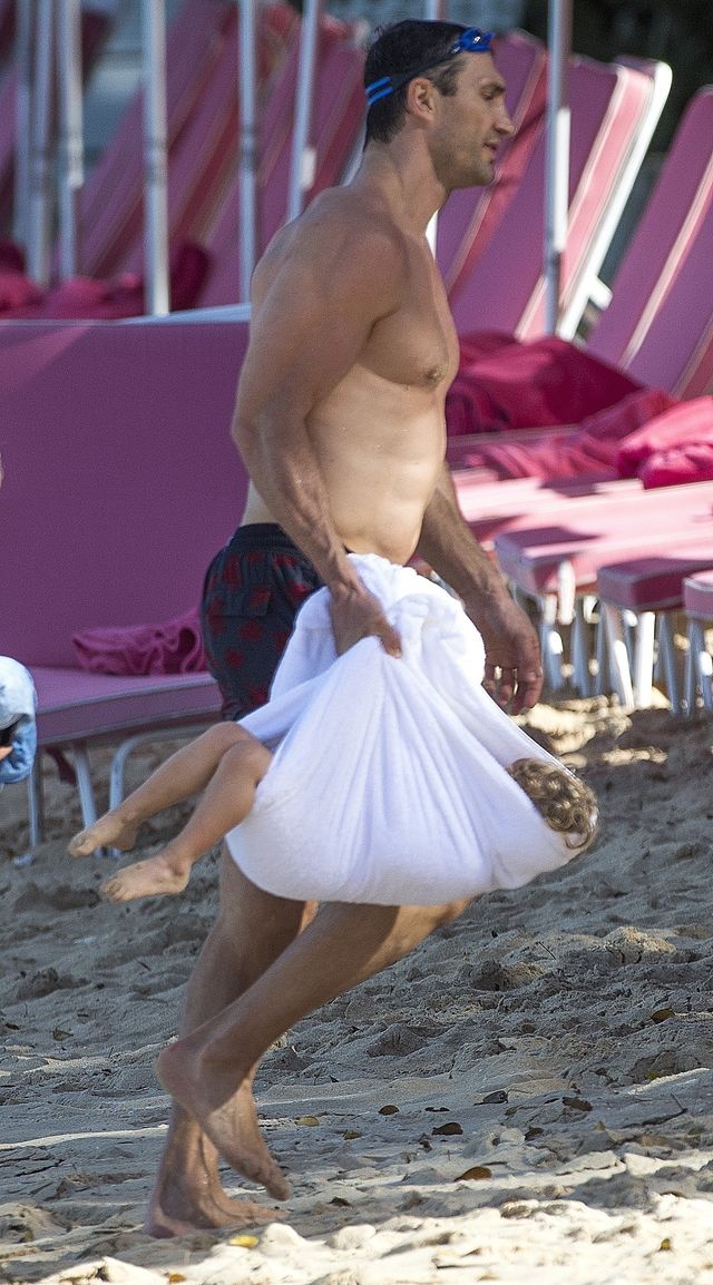 Zawinął córkę w ręcznik i niósł po plaży (ZDJĘCIA) Zawinął córkę w ręcznik i niósł po plaży (ZDJĘCIA)