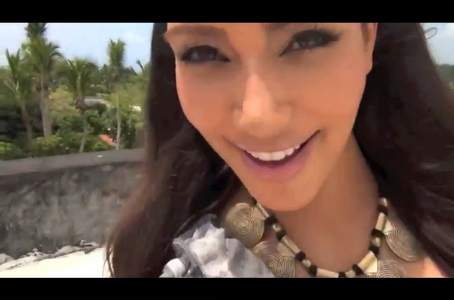 Kardashianki w bikini kręcą pupami [VIDEO]