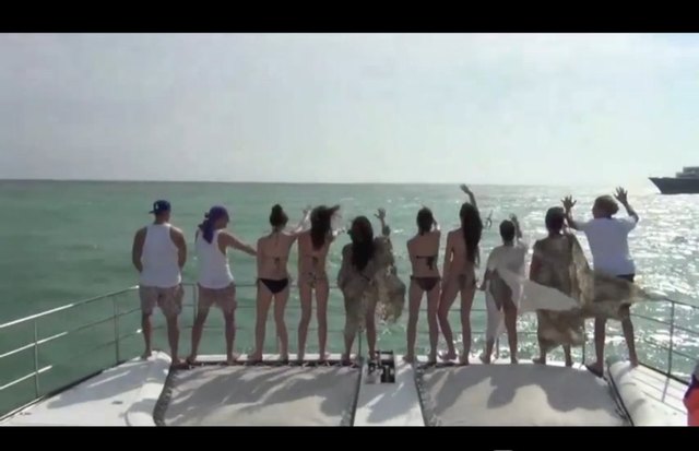 Kardashianki w bikini kręcą pupami [VIDEO]