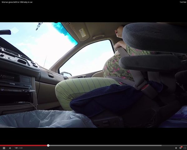 SZOK. Urodziła dziecko w samochodzie [VIDEO]