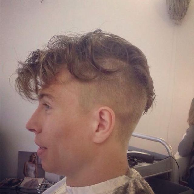 Znany piłkarz odwiedził zafundował sobie nową fryzurę (FOTO)