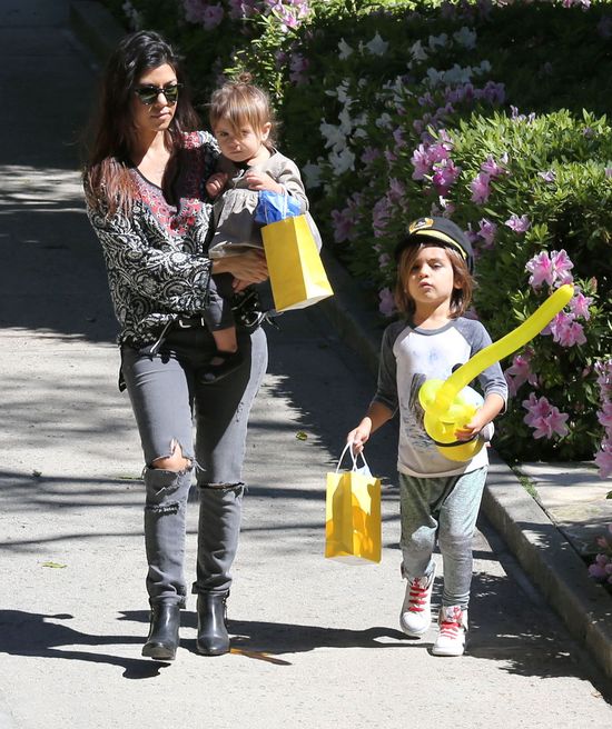 Kourtney Kardashian zabrała dzieci na ustawkę (FOTO)