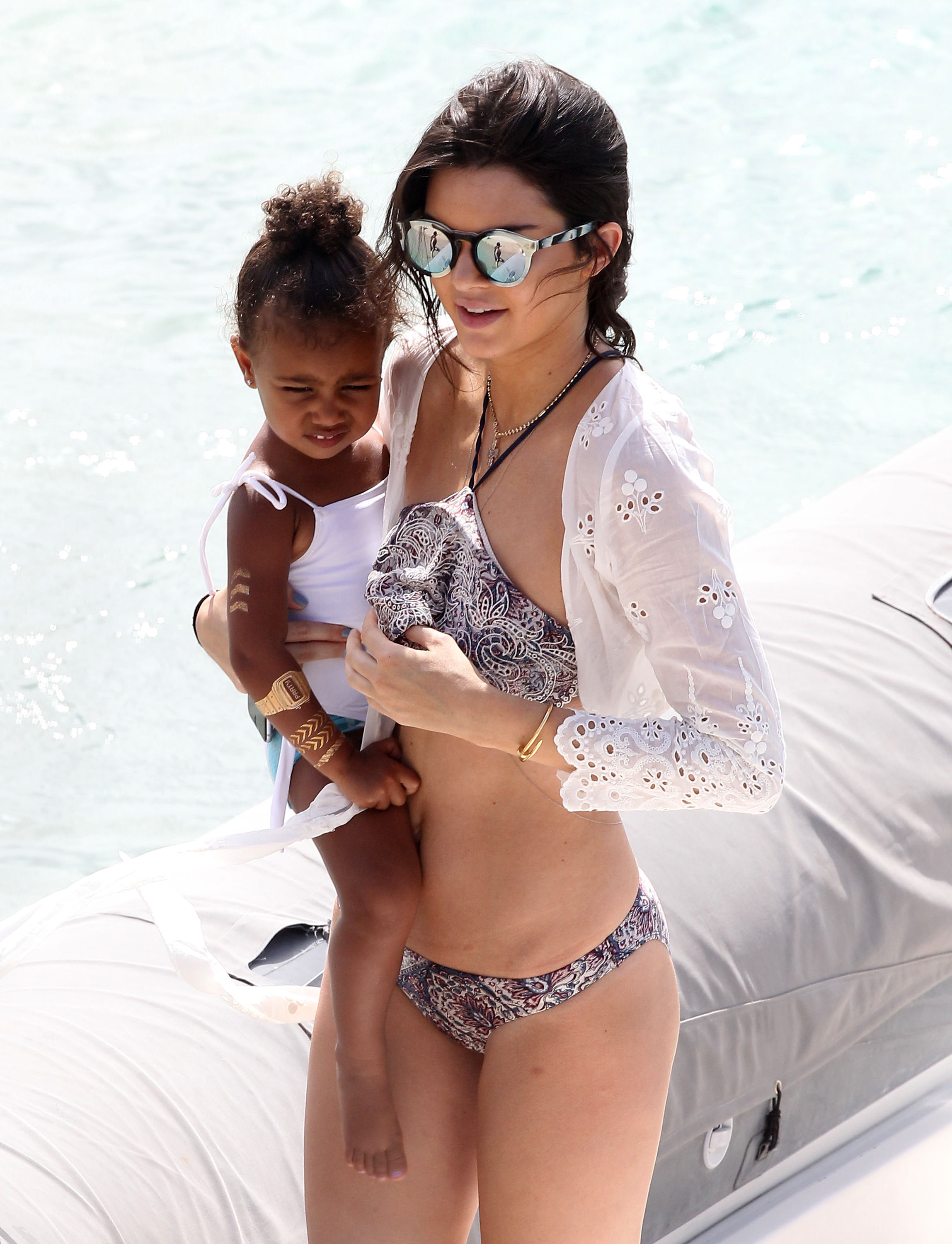 Kourtney Kardashian pokazała ZA DUŻO przy dzieciach?