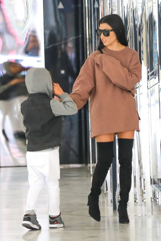 Kourtney Kardashian zapomniała założyć spodni? (FOTO)