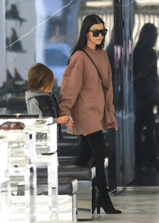 Kourtney Kardashian zapomniała założyć spodni? (FOTO)