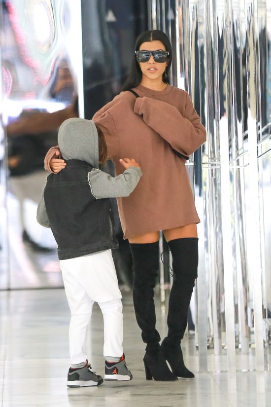 Kourtney Kardashian zapomniała założyć spodni? (FOTO)