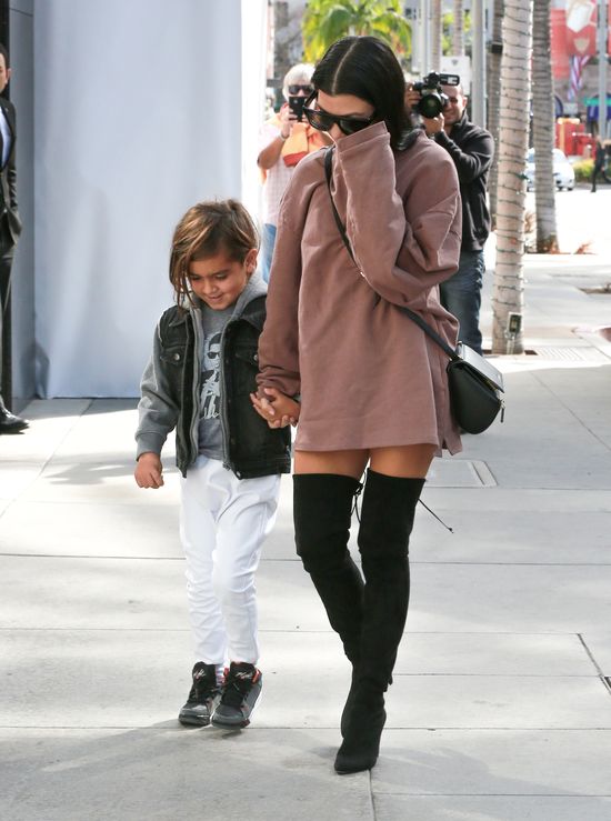 Kourtney Kardashian zapomniała założyć spodni? (FOTO)