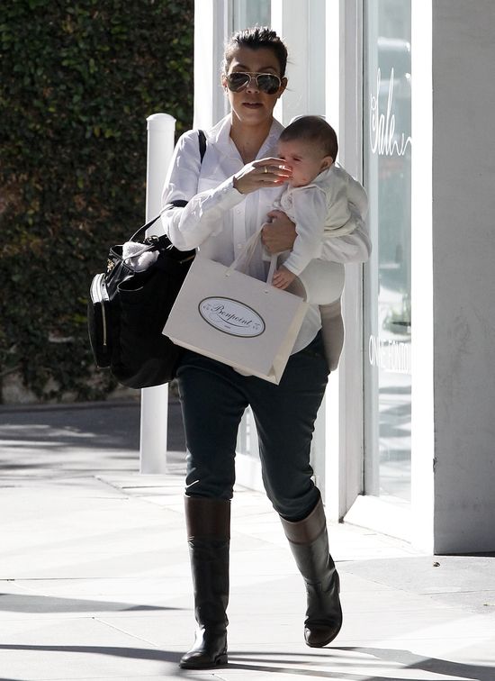 Kourtney Kardashian zabiera małą Penelope na zakupy (FOTO)