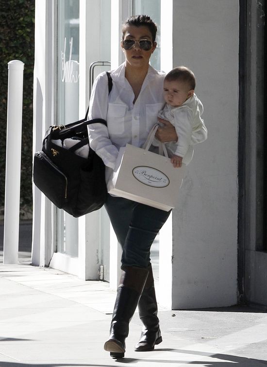 Kourtney Kardashian zabiera małą Penelope na zakupy (FOTO)