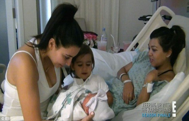 Kourtney Kardashian sama wyjmowała rodzącą się córeczkę 