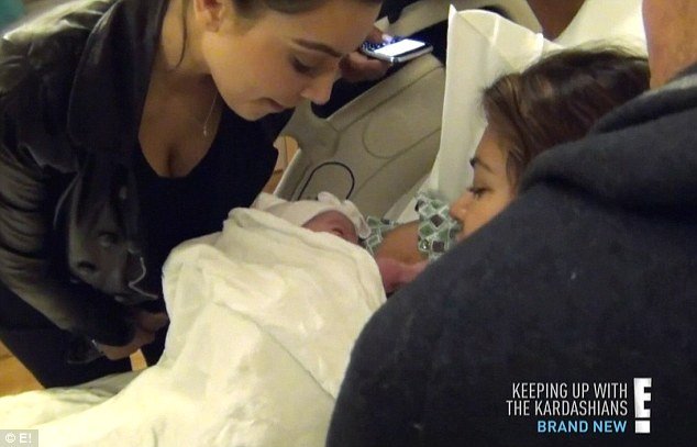 Kourtney Kardashian sama wyjmowała rodzącą się córeczkę 