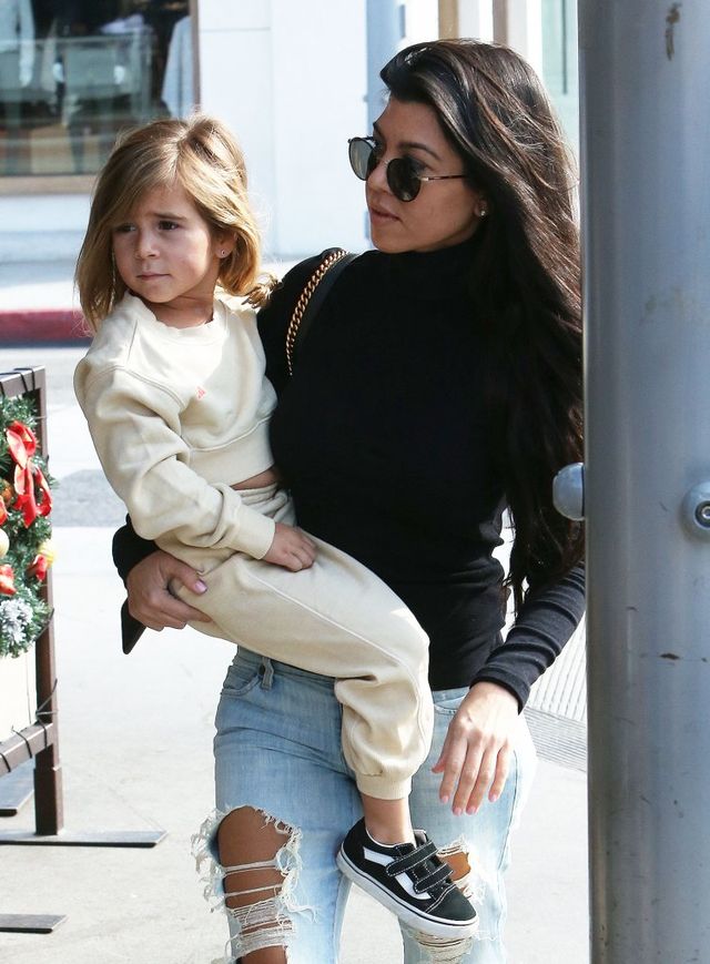 Skąd ona ma siłę, by dźwigać 4,5-letnie dziecko? (FOTO)