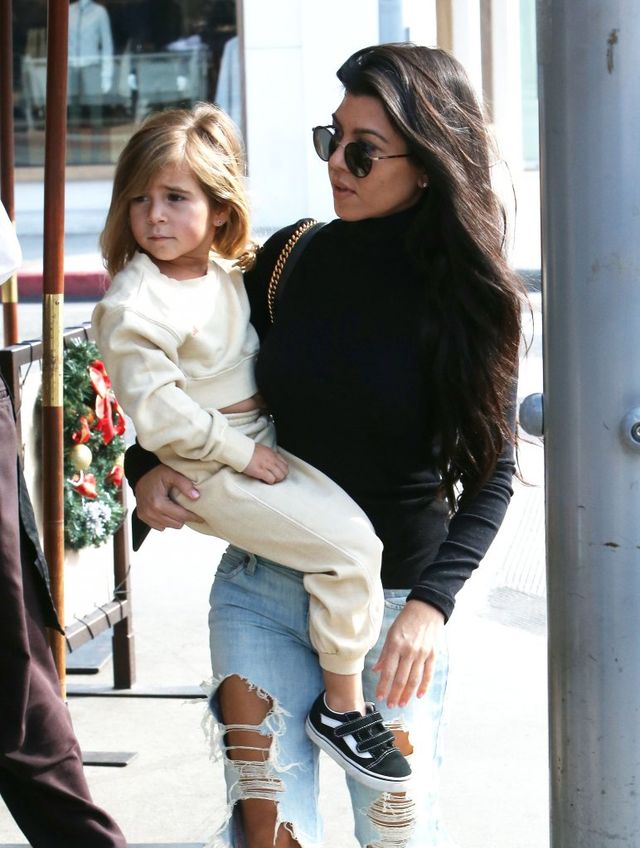 Skąd ona ma siłę, by dźwigać 4,5-letnie dziecko? (FOTO)