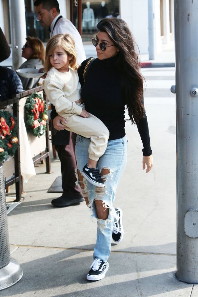 Skąd ona ma siłę, by dźwigać 4,5-letnie dziecko? (FOTO)