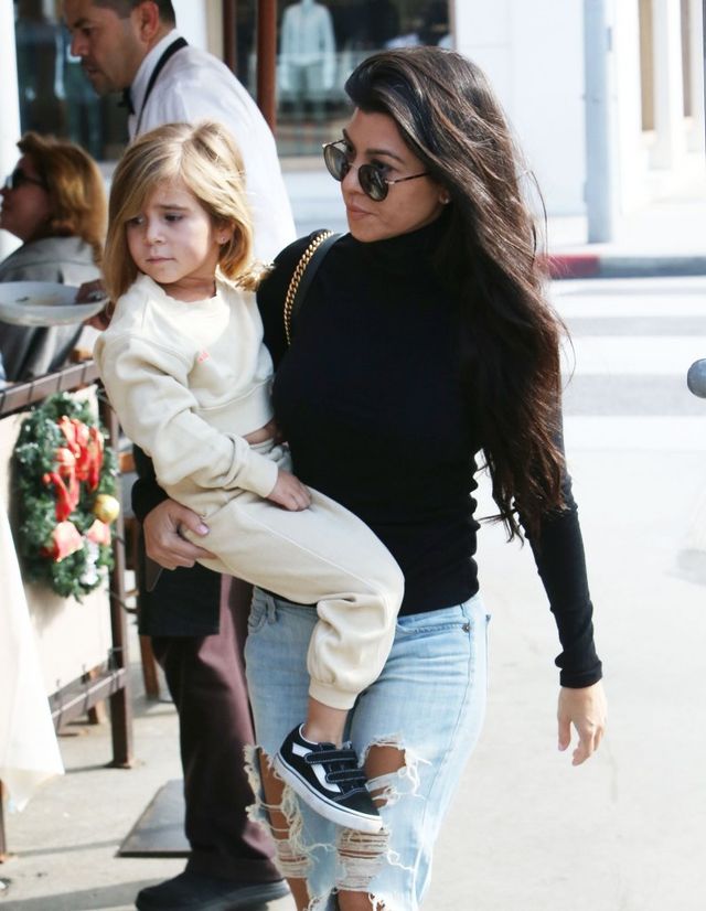 Skąd ona ma siłę, by dźwigać 4,5-letnie dziecko? (FOTO)