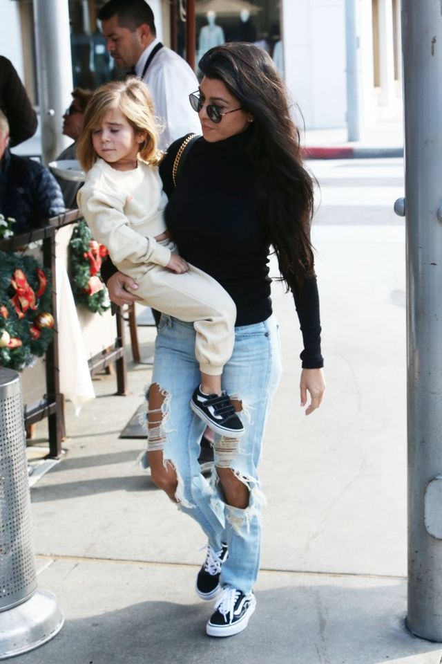 Skąd ona ma siłę, by dźwigać 4,5-letnie dziecko? (FOTO)