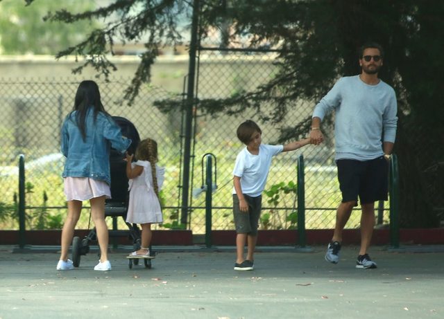 Jak Kourtney Kardashian spędziła niedzielę? (FOTO)