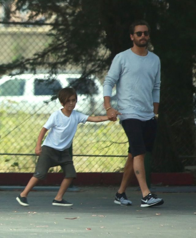 Jak Kourtney Kardashian spędziła niedzielę? (FOTO)